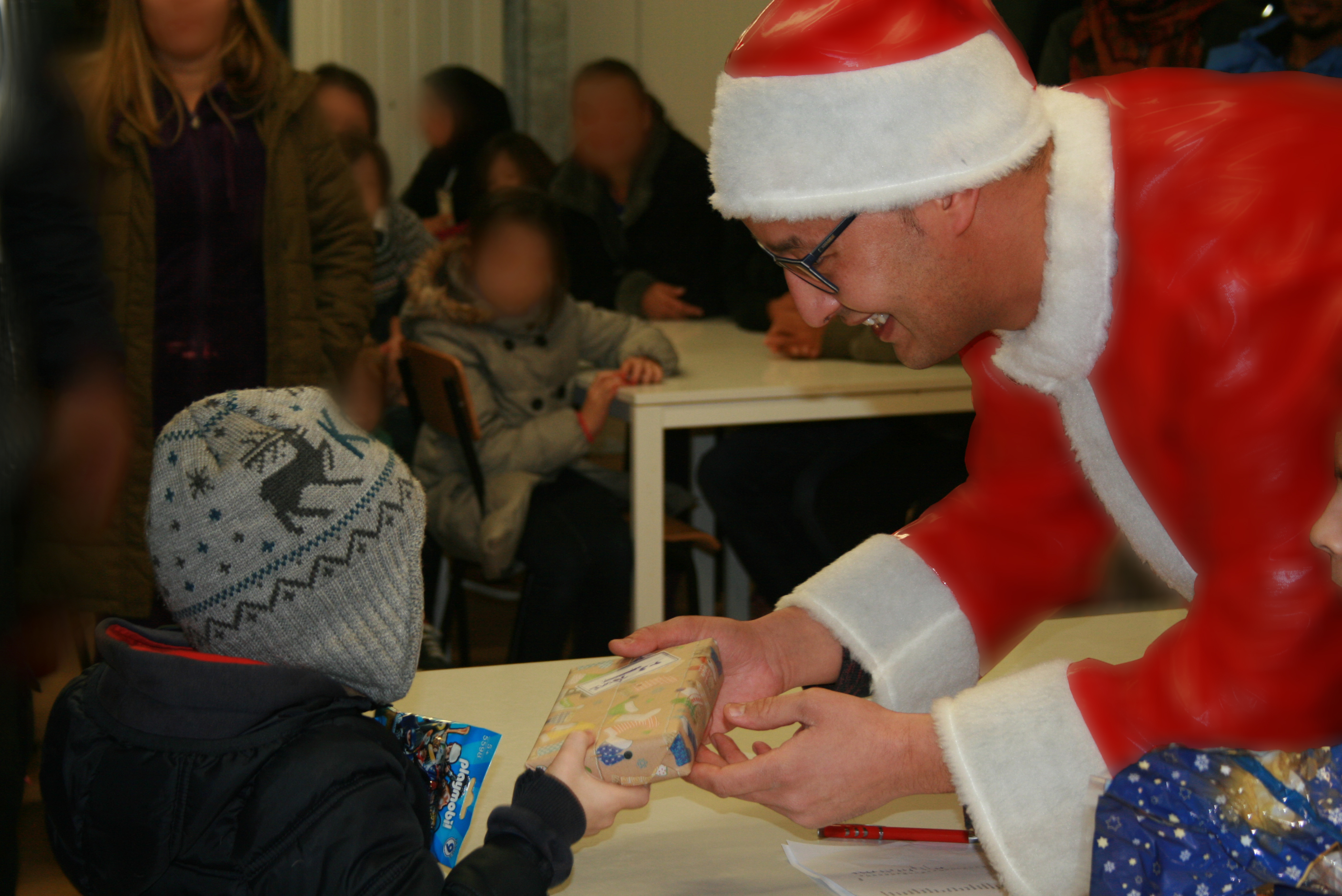 Strahlende Kinderaugen - Der Nikolaus zu Gast in ASB-Flüchtlingsunterkunft